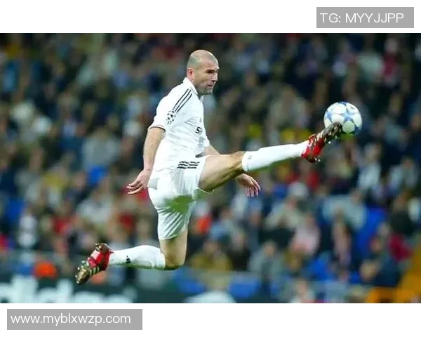 球场上的璀璨星光：探索足球世界中那些闪耀的传奇球星